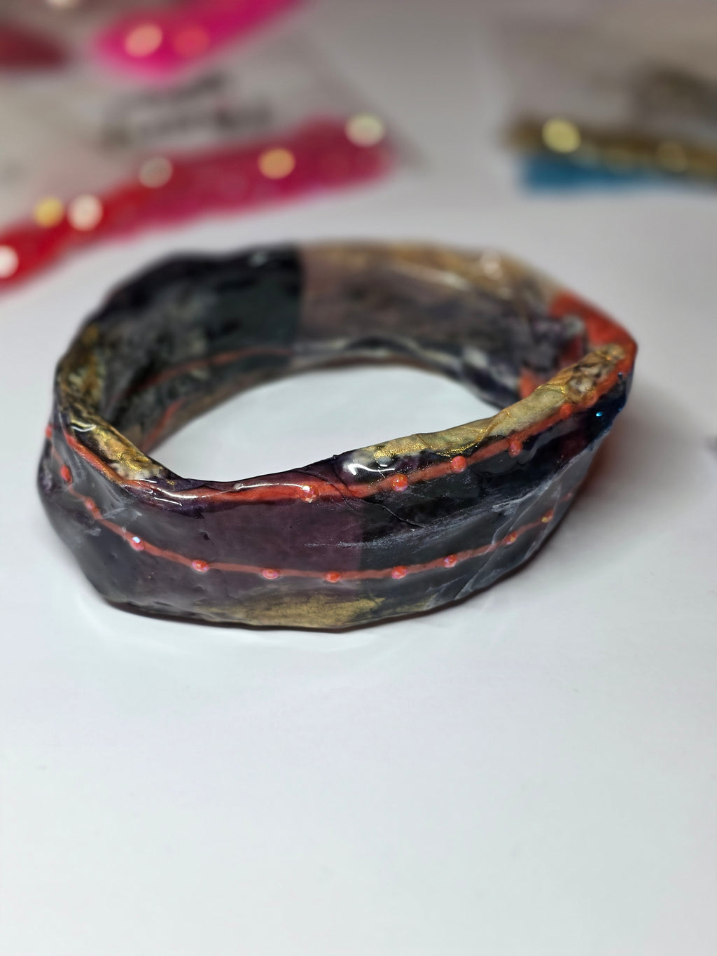 Bracelets modernes et asymétriques pour un style affirmé