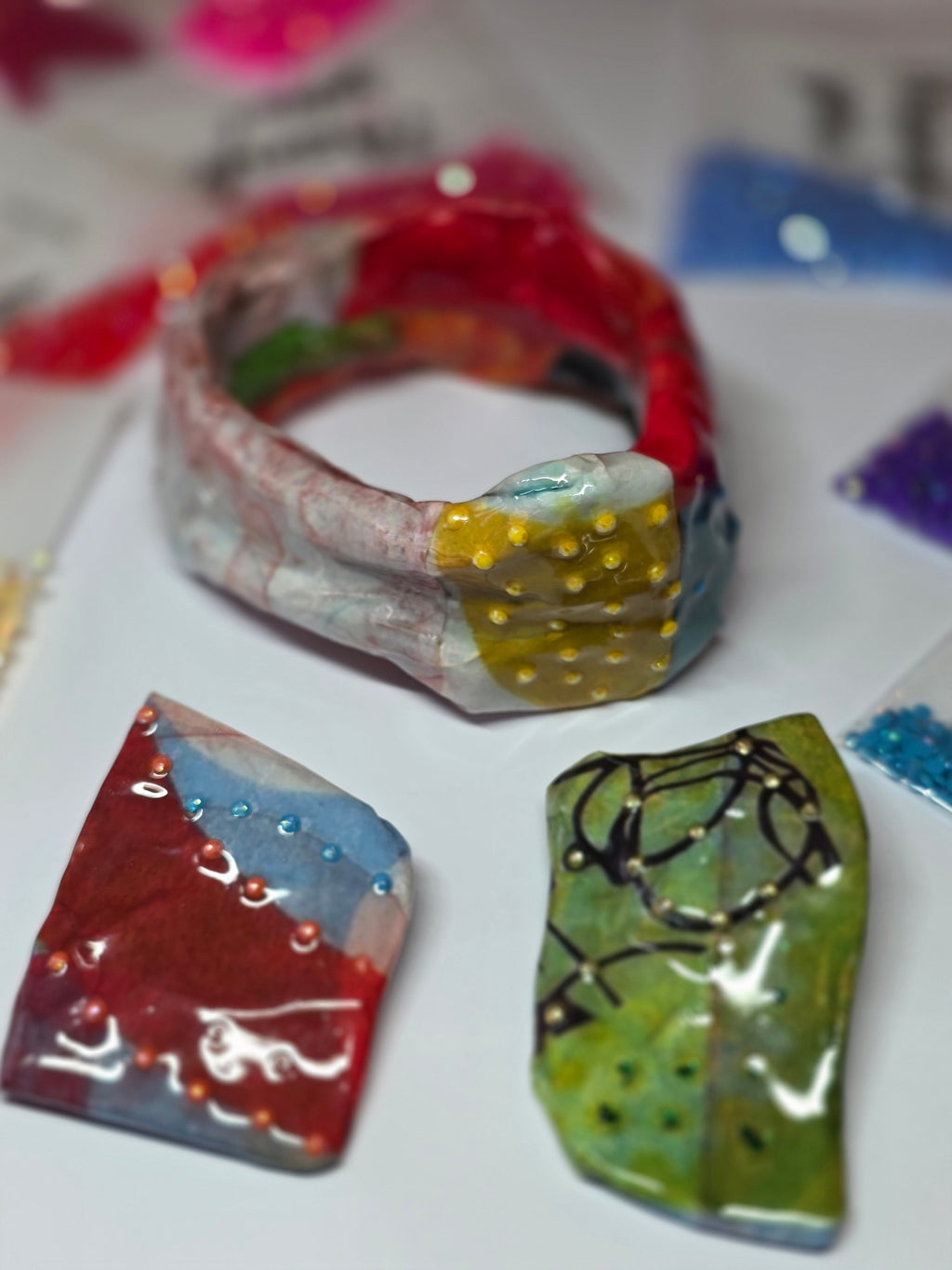 Bracelets modernes et asymétriques pour un style affirmé