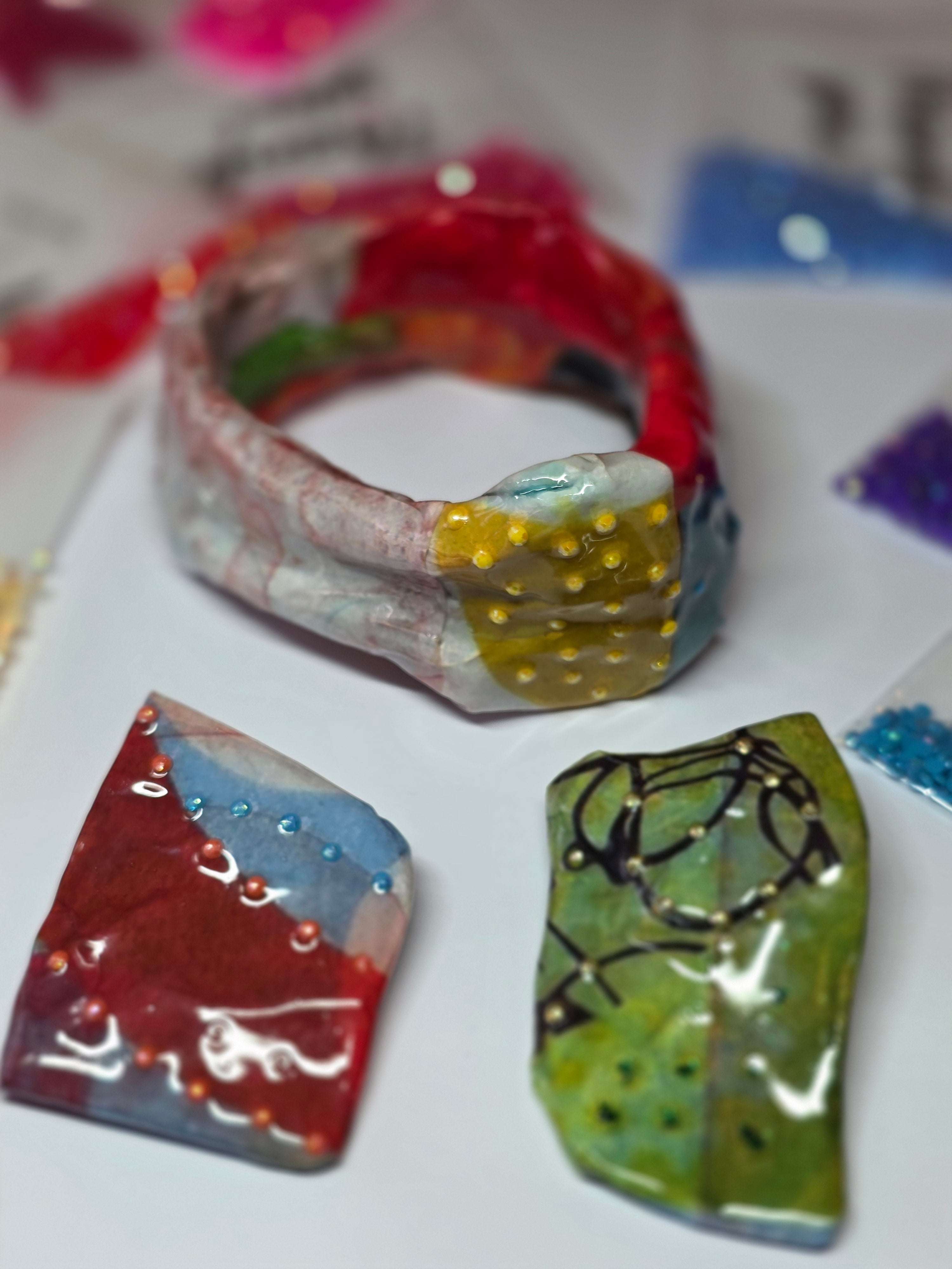 Bracelets modernes et asymétriques pour un style affirmé