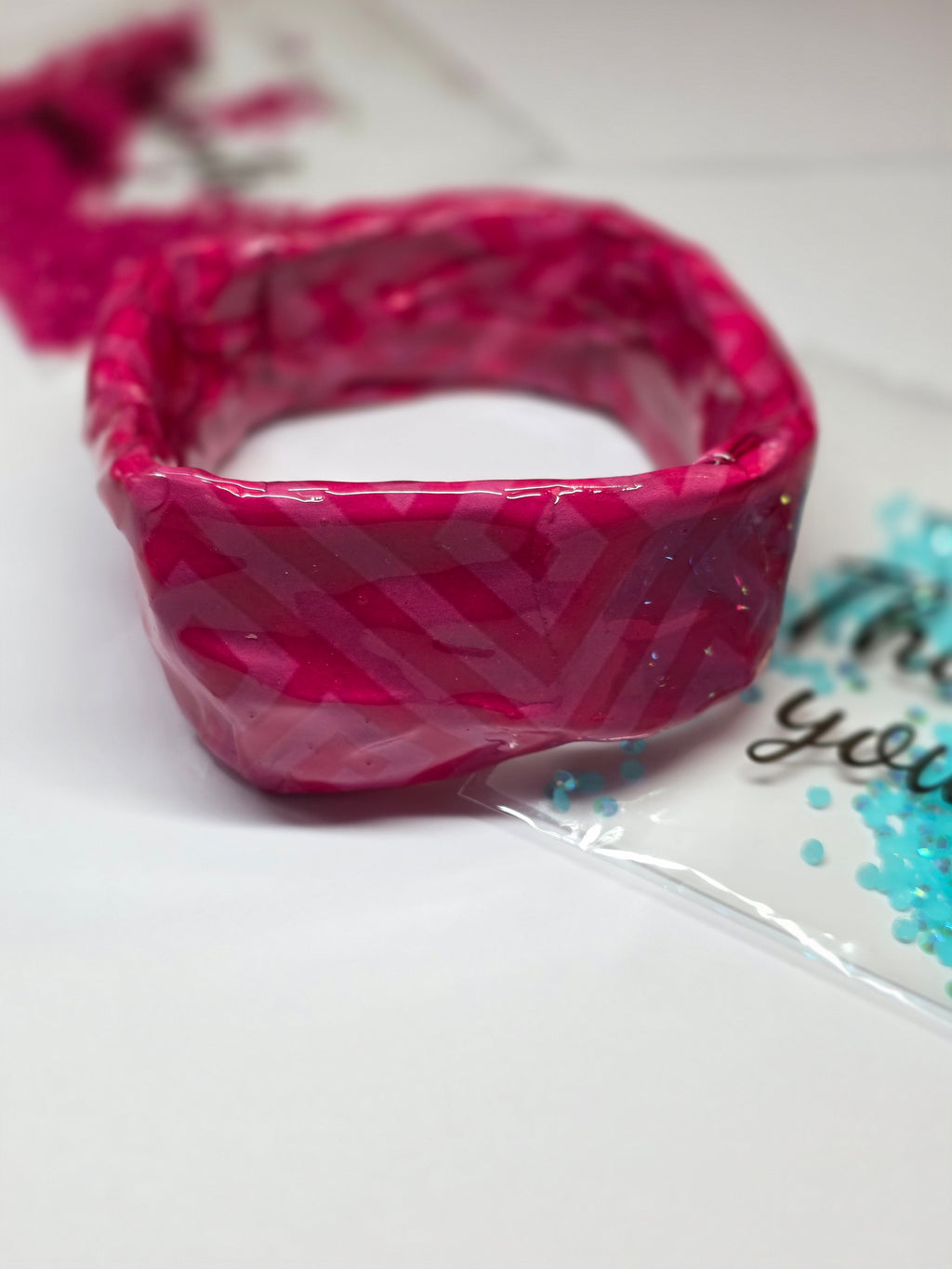 Bracelets modernes et asymétriques pour un style affirmé