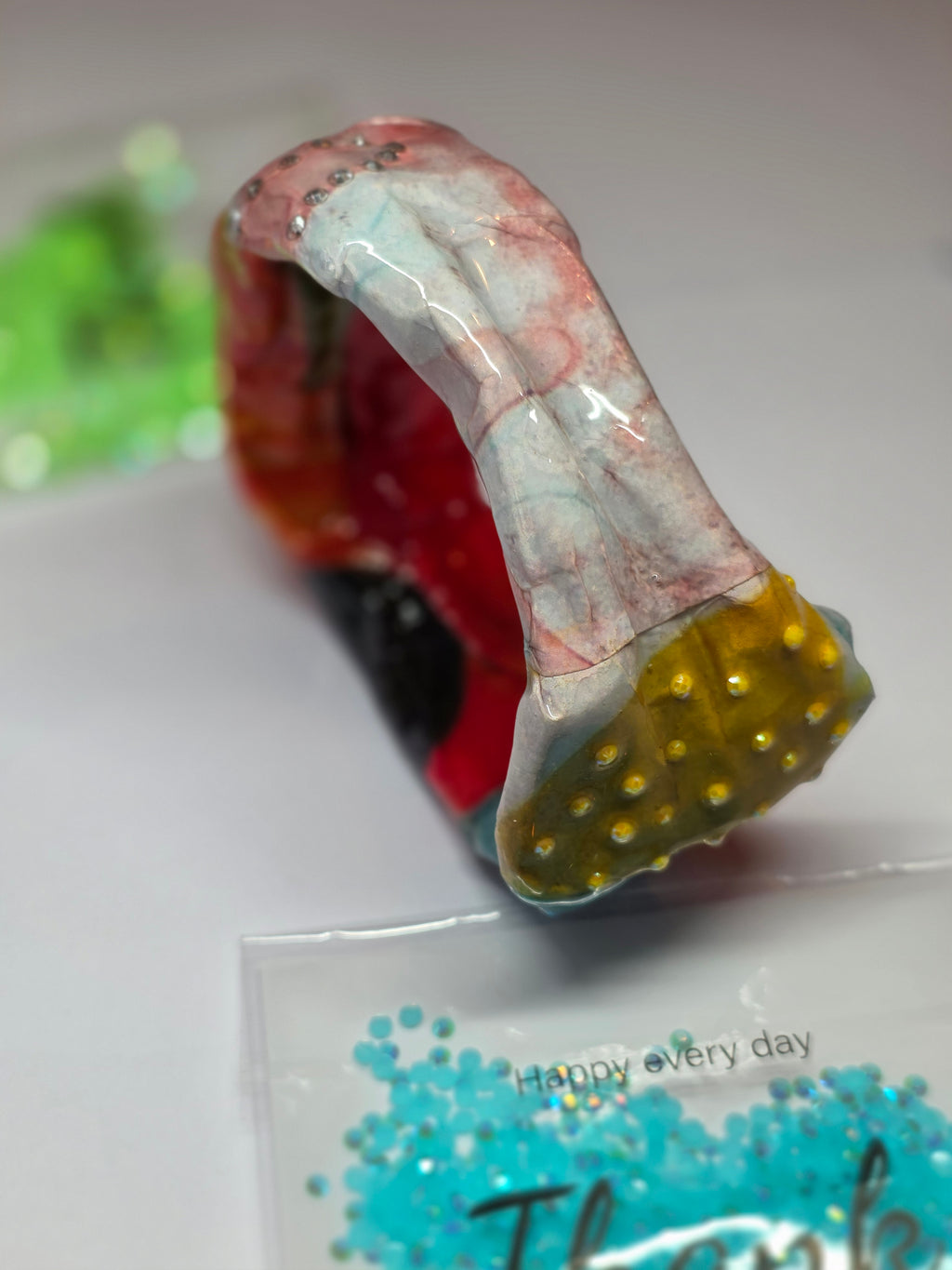 Bracelets modernes et asymétriques pour un style affirmé