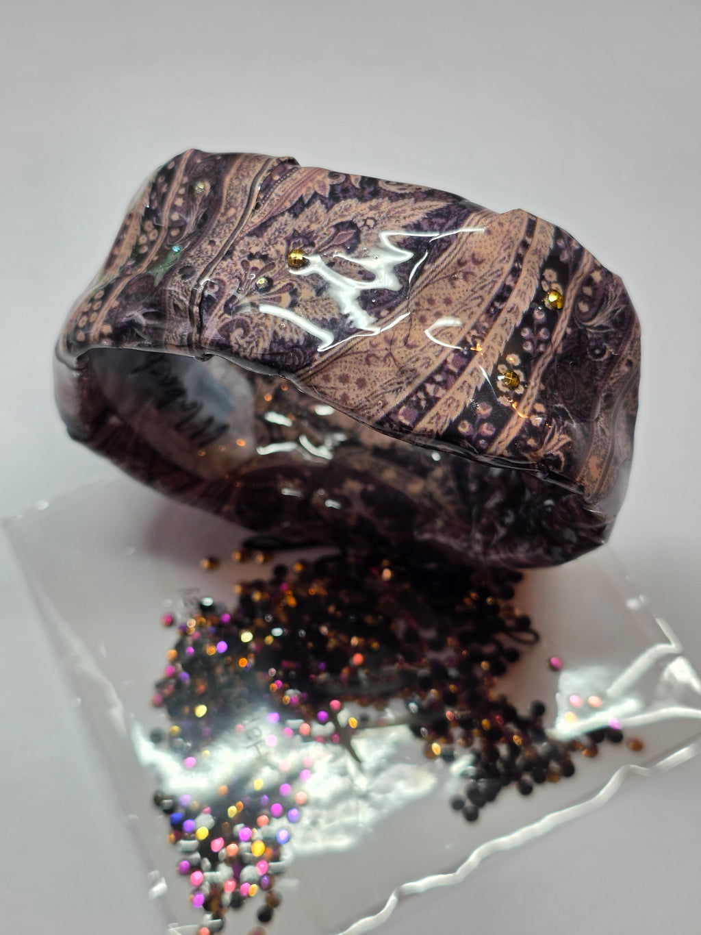 Bracelets modernes et asymétriques pour un style affirmé