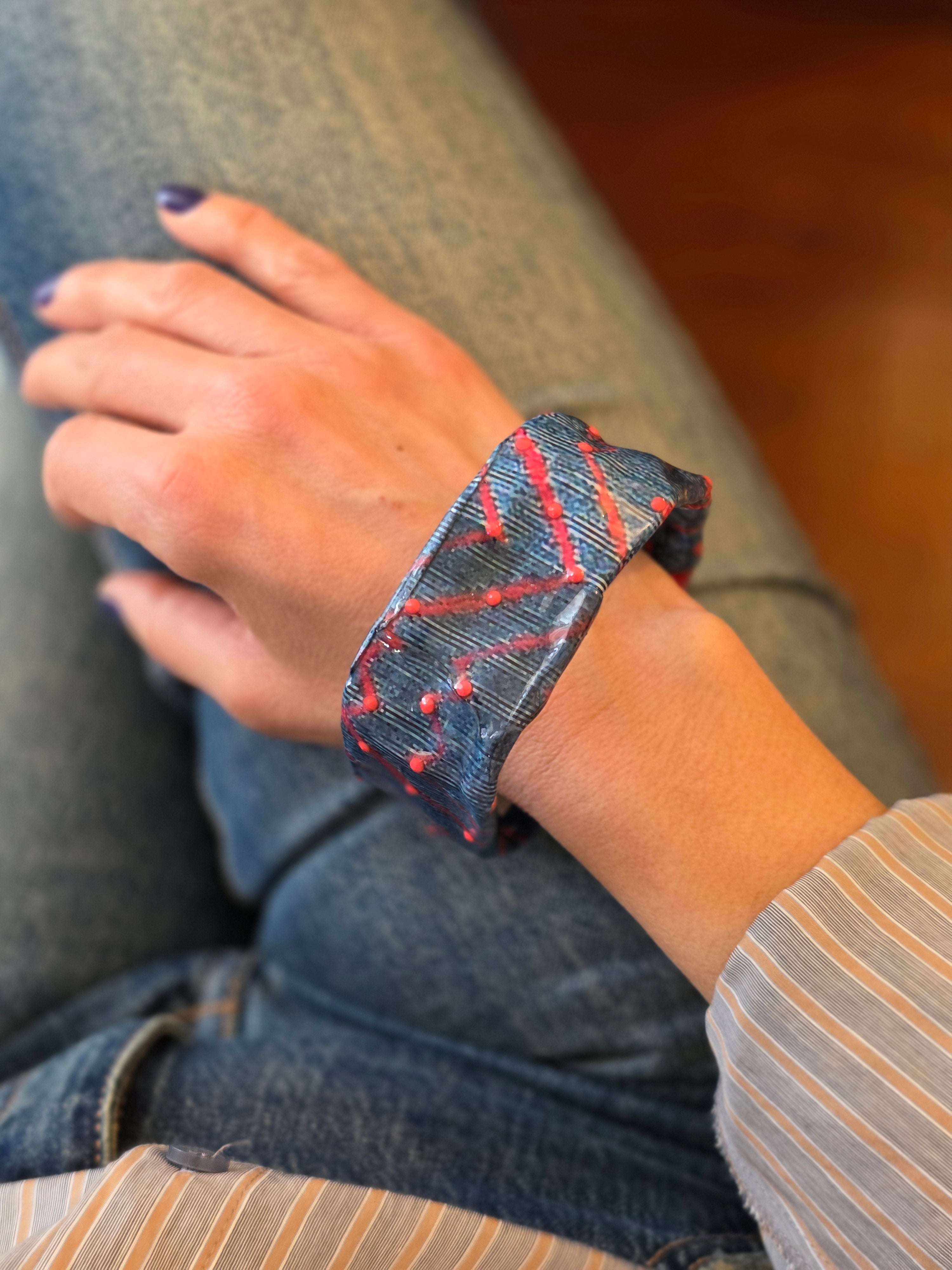 Bracciale Asimmetrico Colori Vibranti- Design moderno