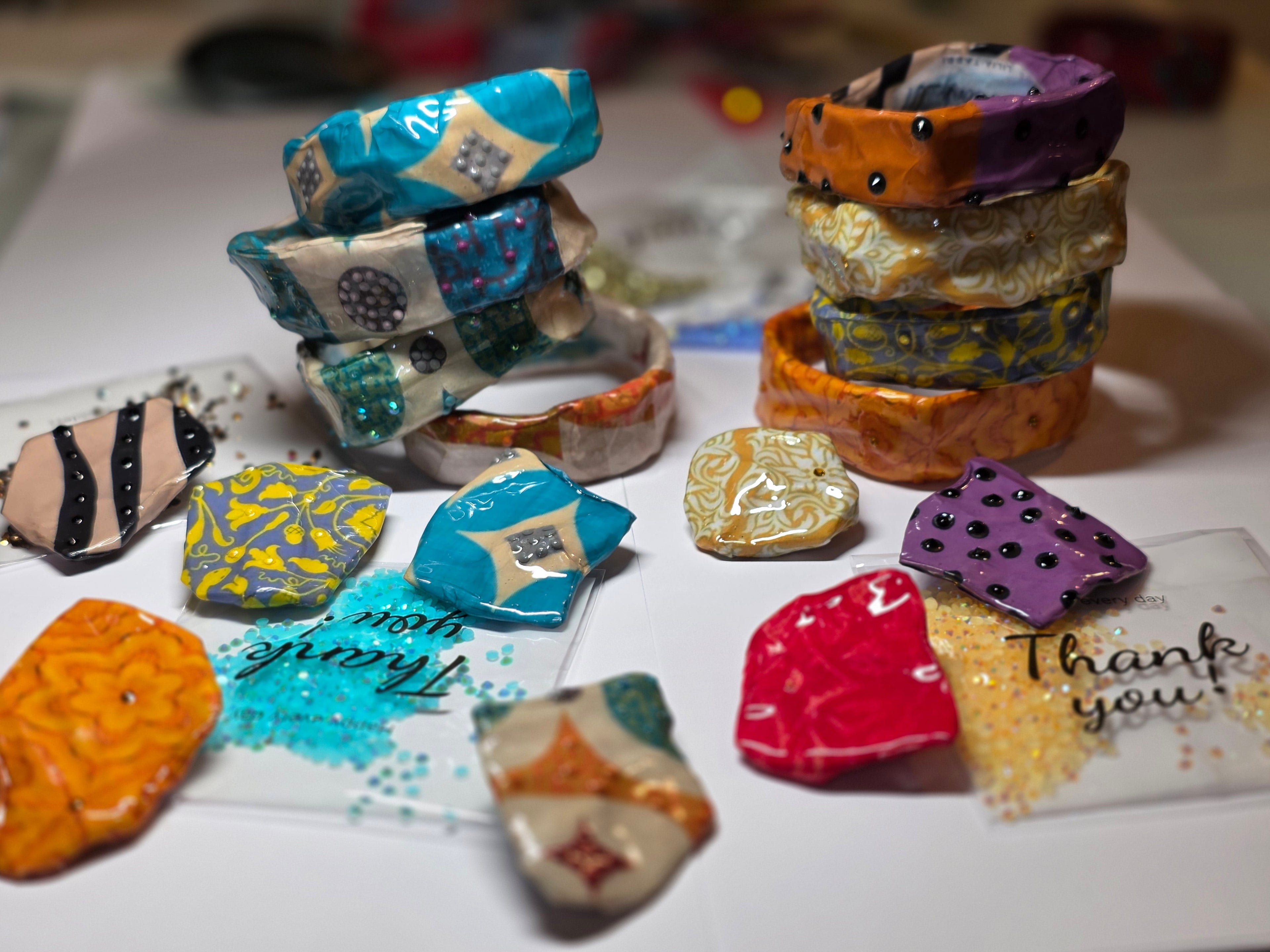 Bracciale Asimmetrico Colori Vibranti- Design moderno