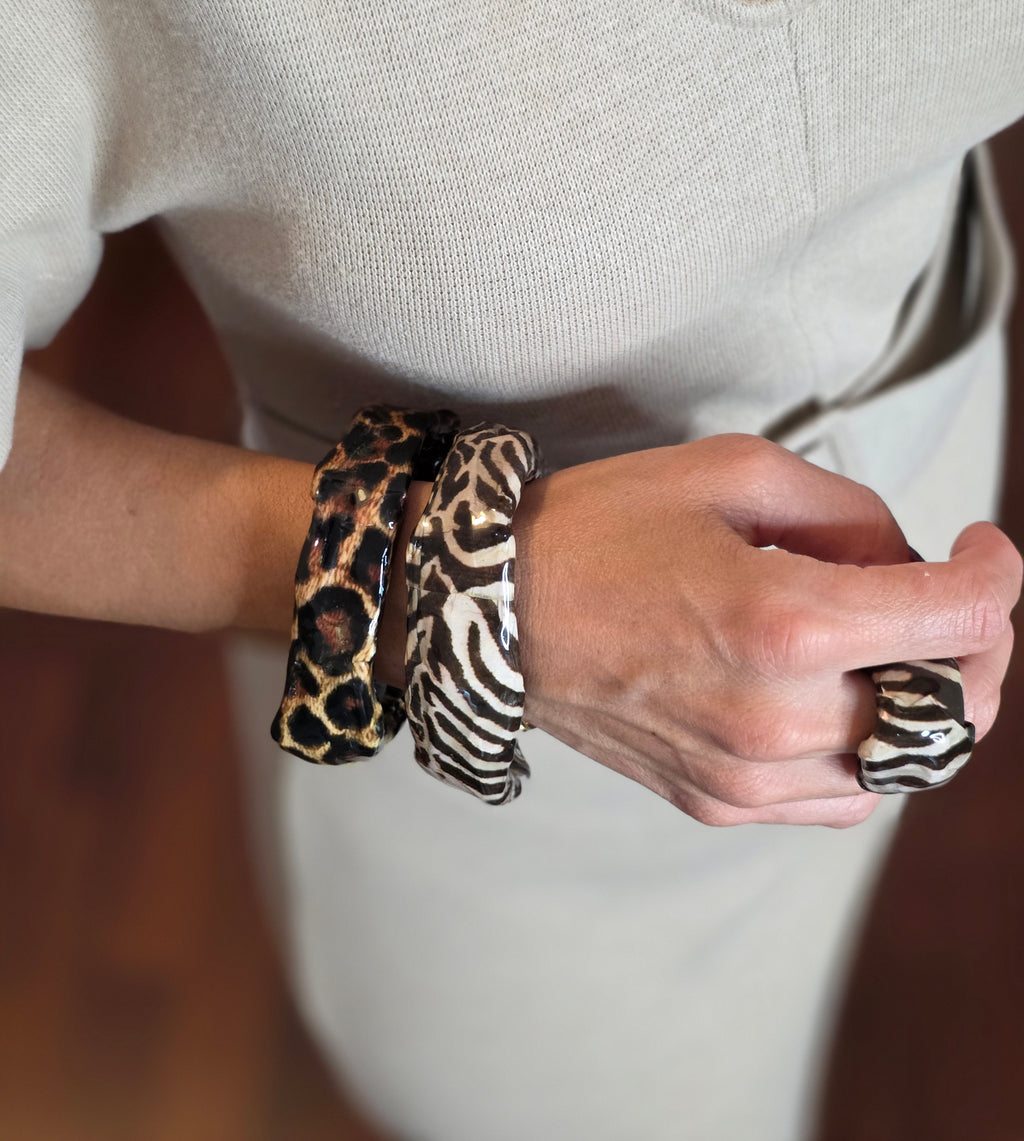 Bracciale Asimmetrico Artigianale con Motivi Animalier