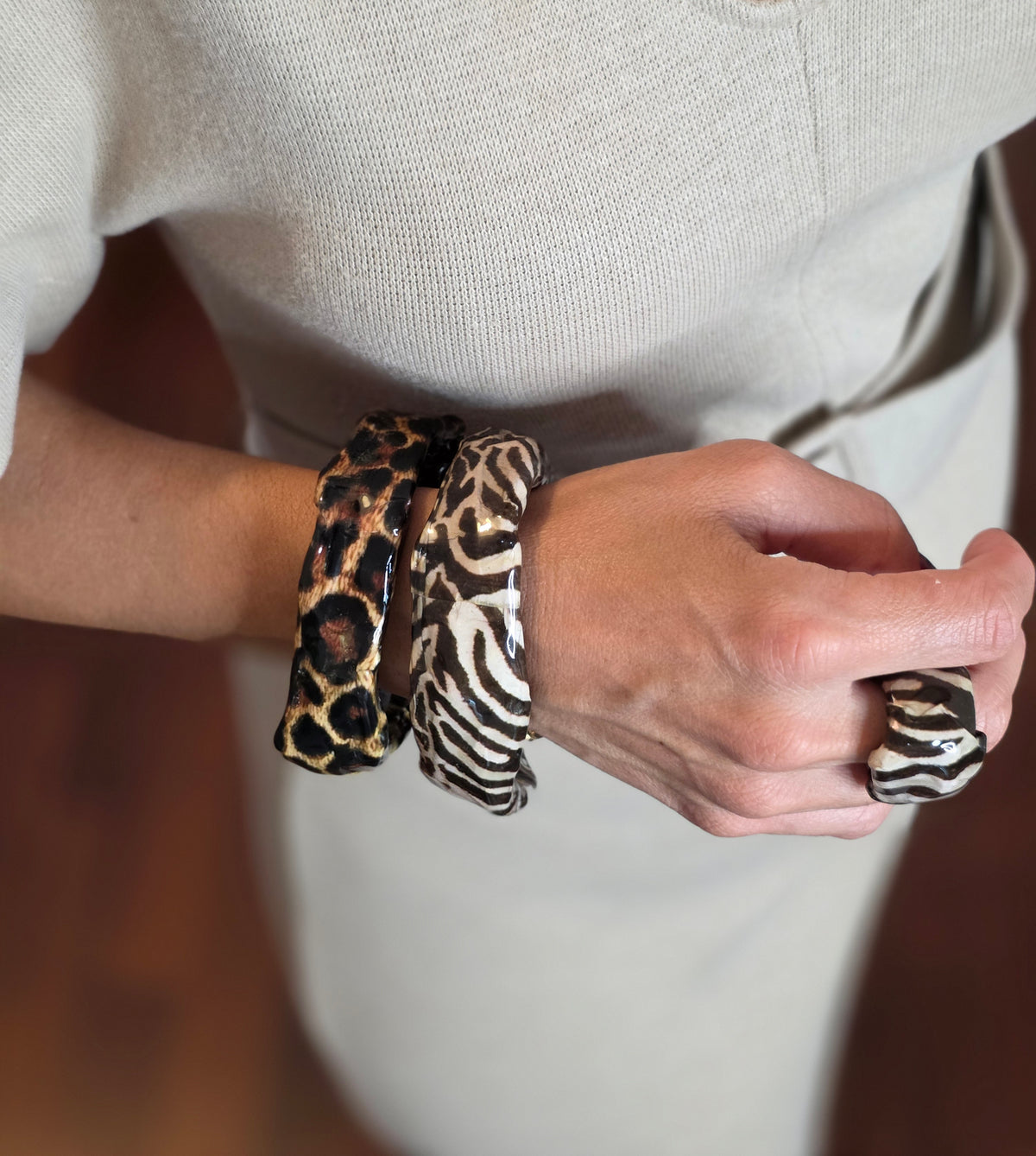 Bracciale Asimmetrico Artigianale con Motivi Animalier