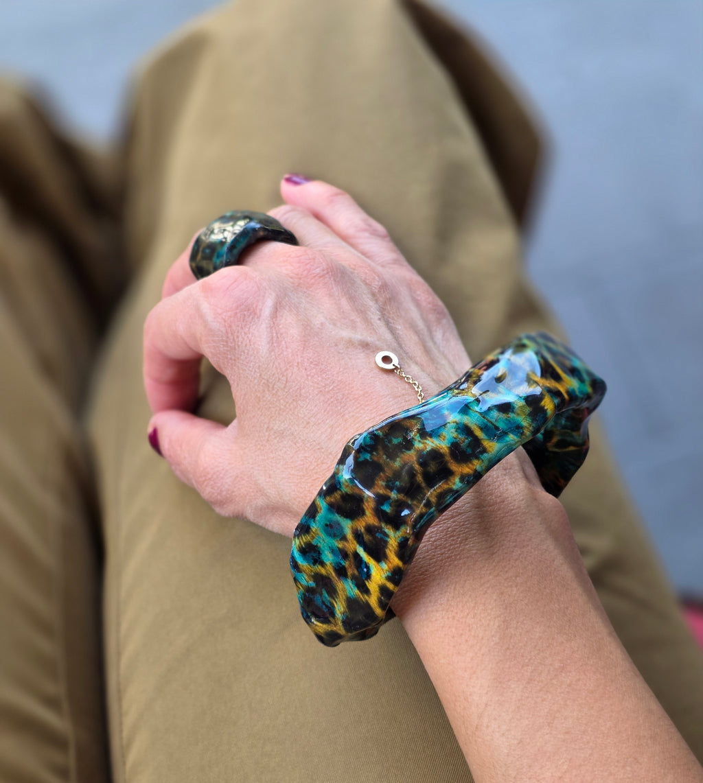 Bracciale Asimmetrico Artigianale con Motivi Animalier