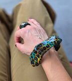 Bracciale Asimmetrico Artigianale con Motivi Animalier