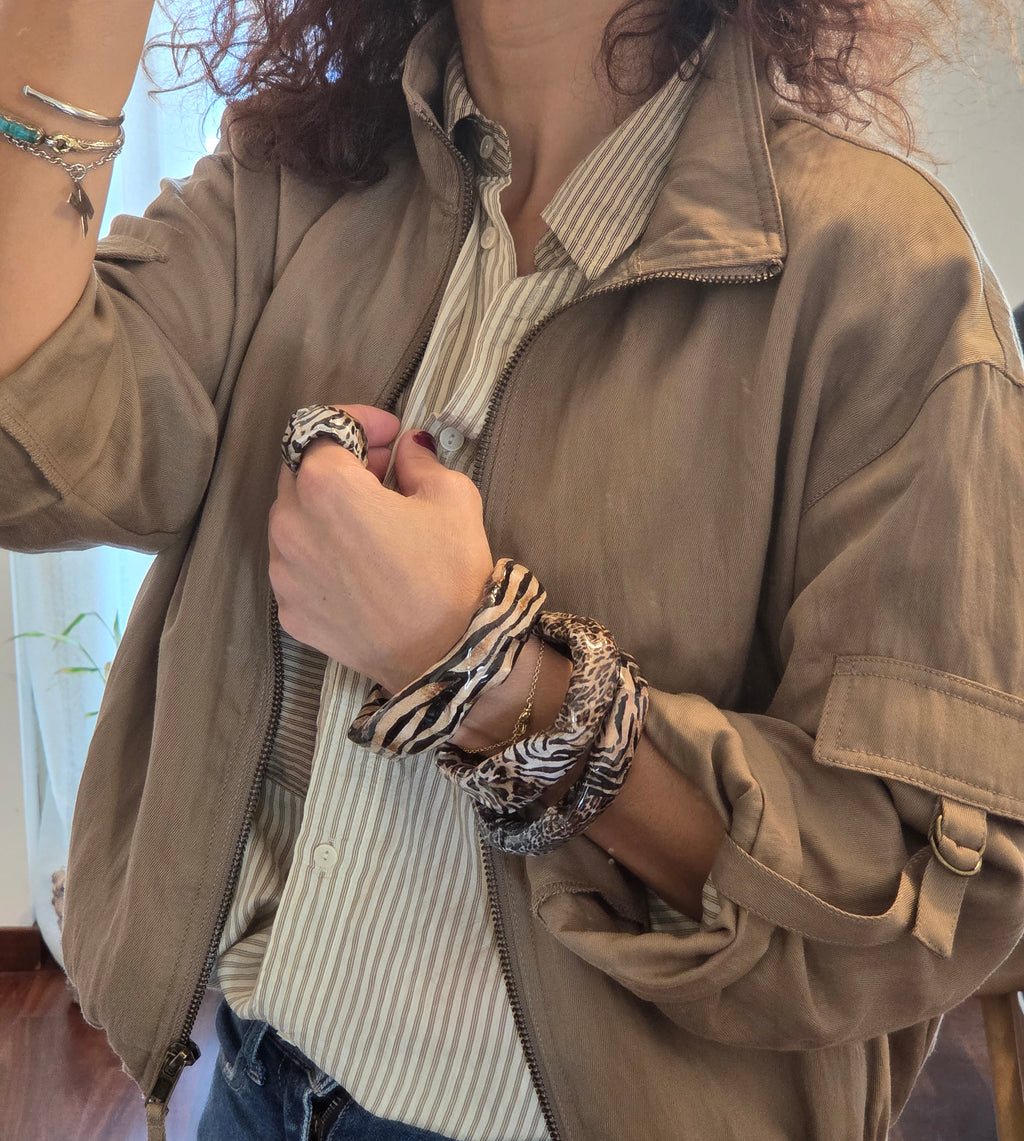 Bracciale Asimmetrico Artigianale con Motivi Animalier