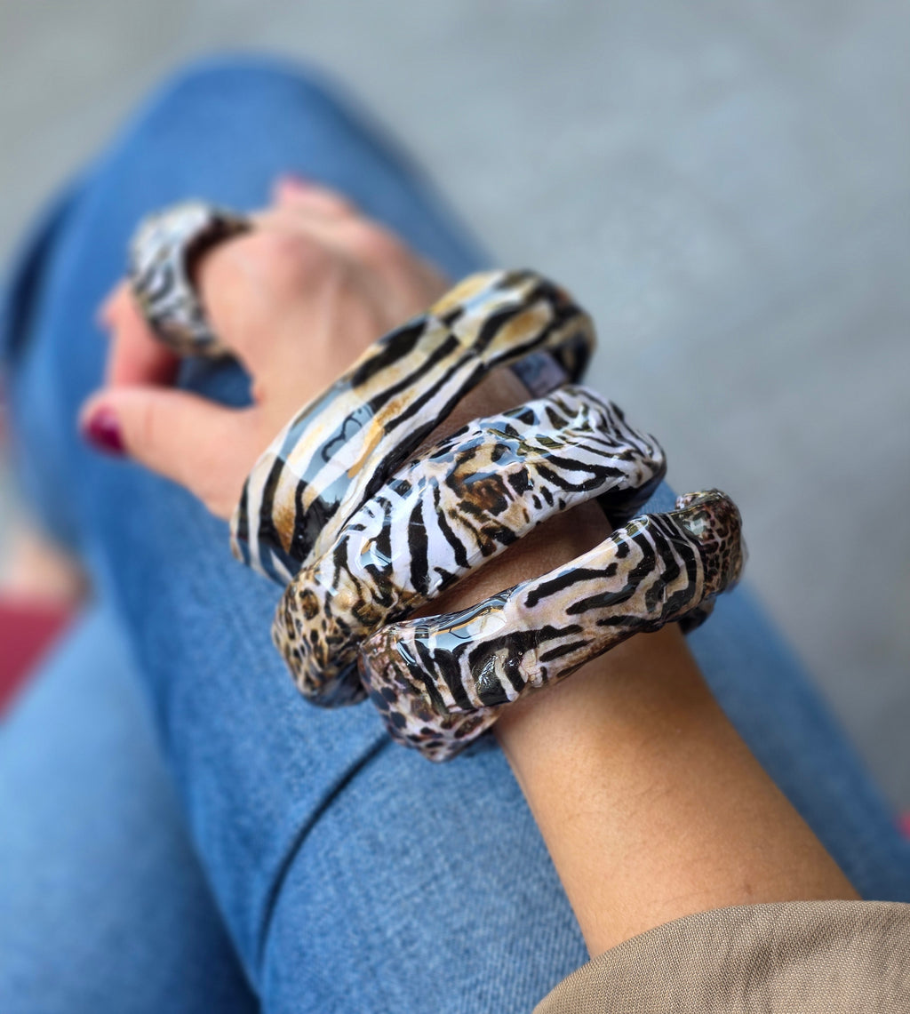 Bracciale Asimmetrico Artigianale con Motivi Animalier