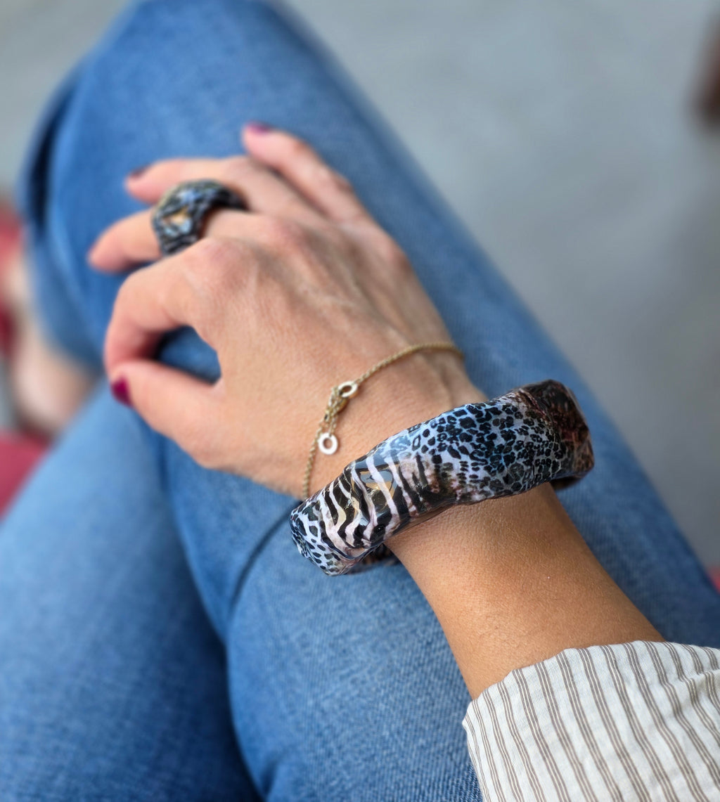 Bracciale Asimmetrico Artigianale con Motivi Animalier