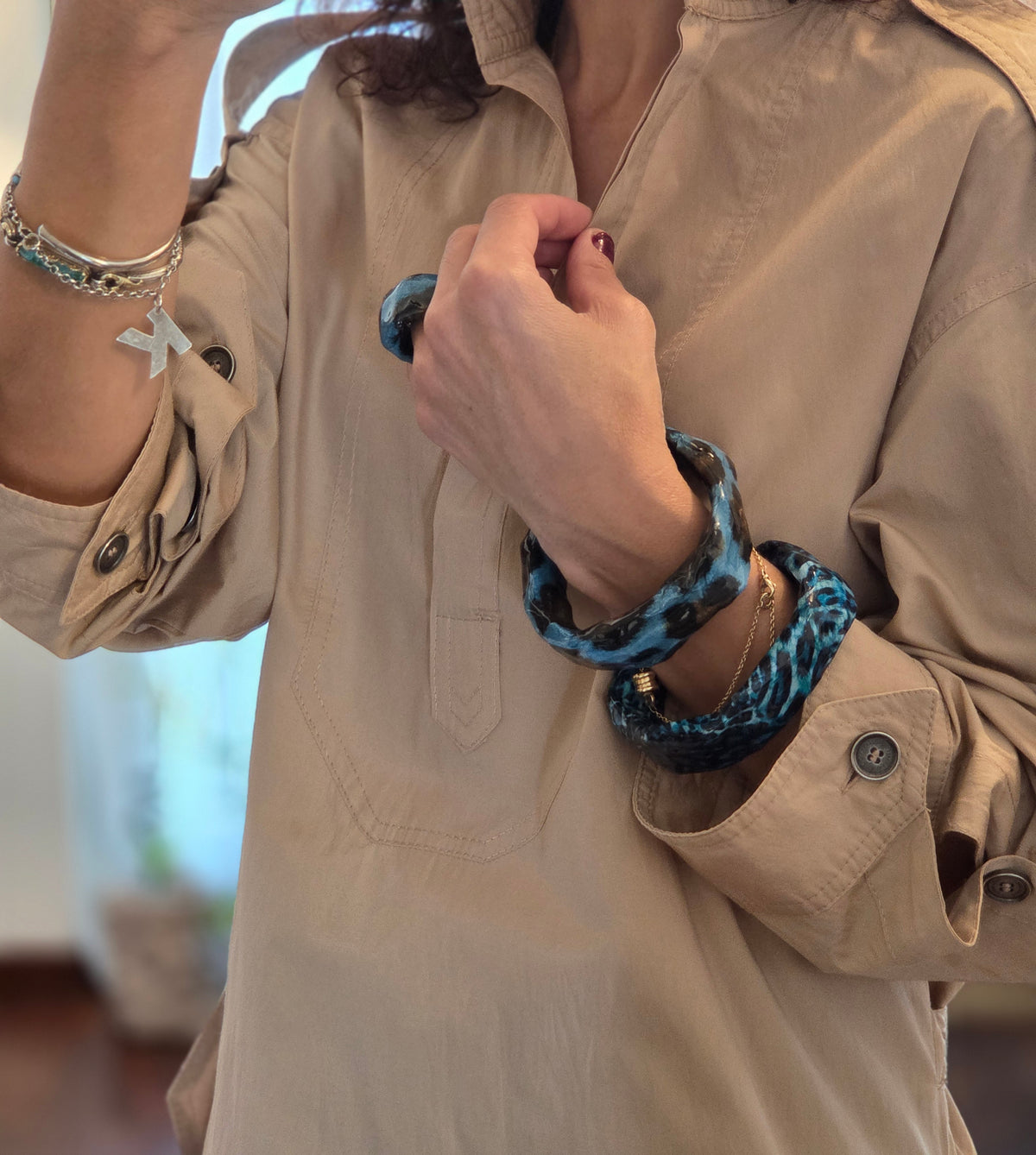 Bracciale Asimmetrico Artigianale con Motivi Animalier