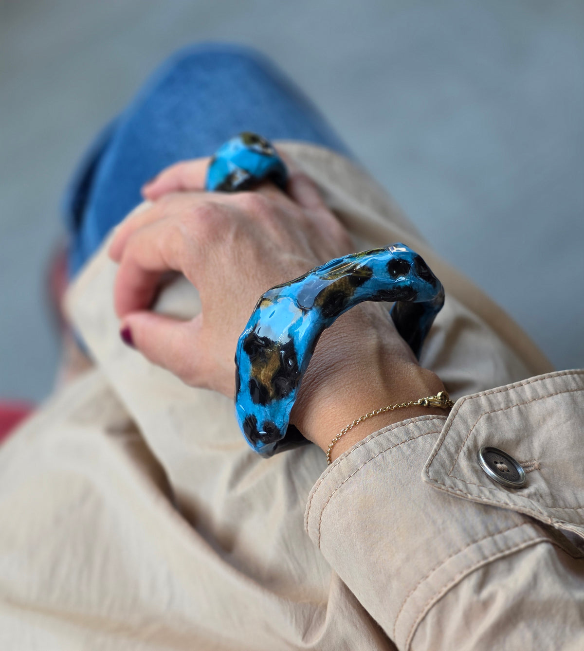 Bracciale Asimmetrico Artigianale con Motivi Animalier
