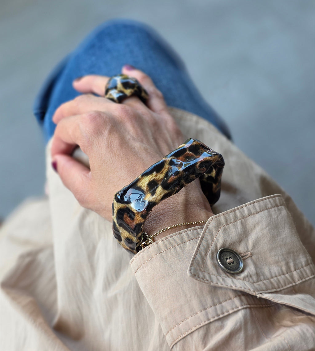 Bracciale Asimmetrico Artigianale con Motivi Animalier