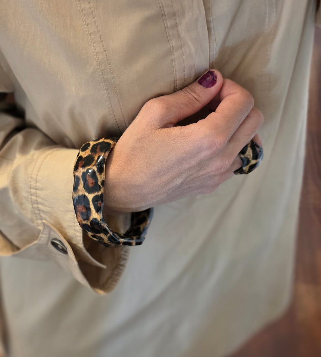 Bracciale Asimmetrico Artigianale con Motivi Animalier