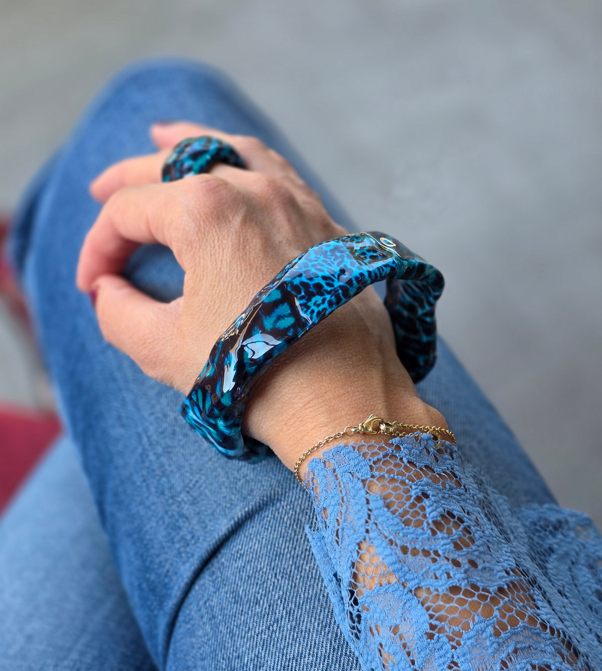 Bracciale Asimmetrico Artigianale con Motivi Animalier