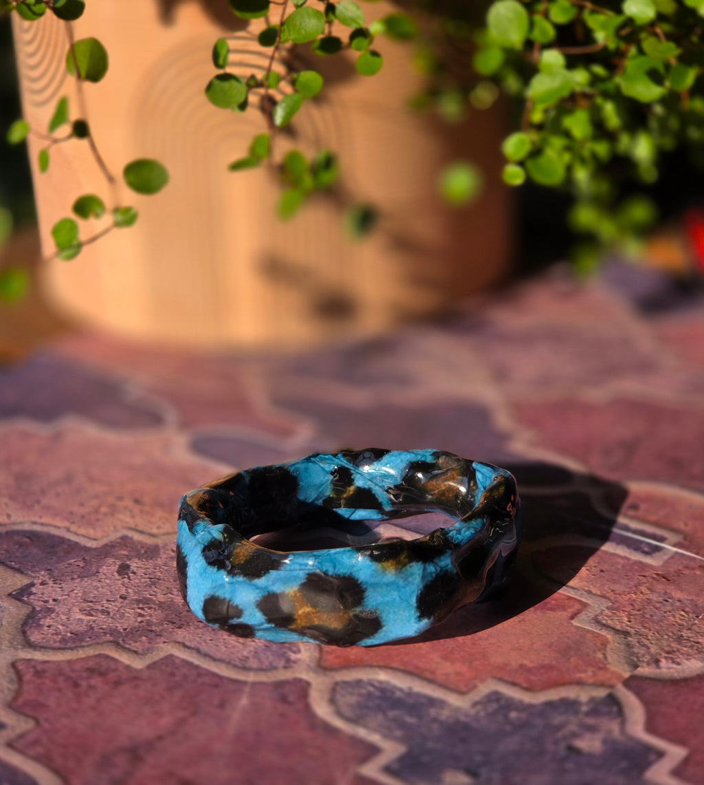 Bracciale Asimmetrico Artigianale con Motivi Animalier