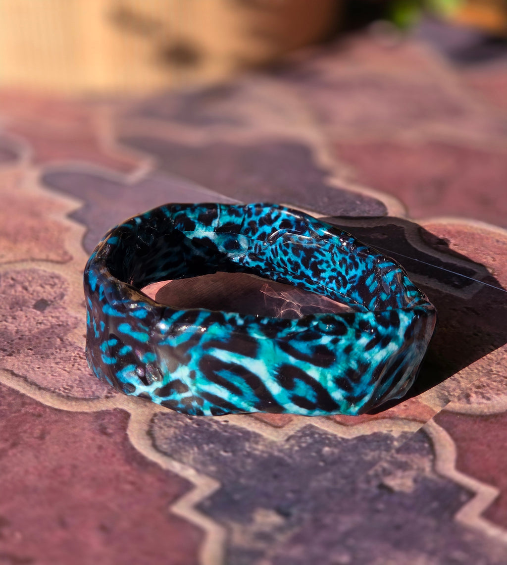 Bracciale Asimmetrico Artigianale con Motivi Animalier