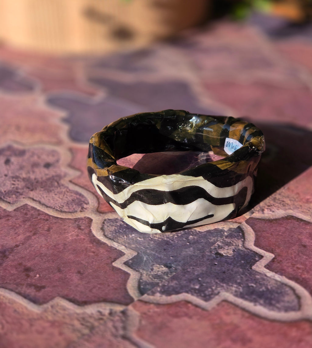 Bracciale Asimmetrico Artigianale con Motivi Animalier