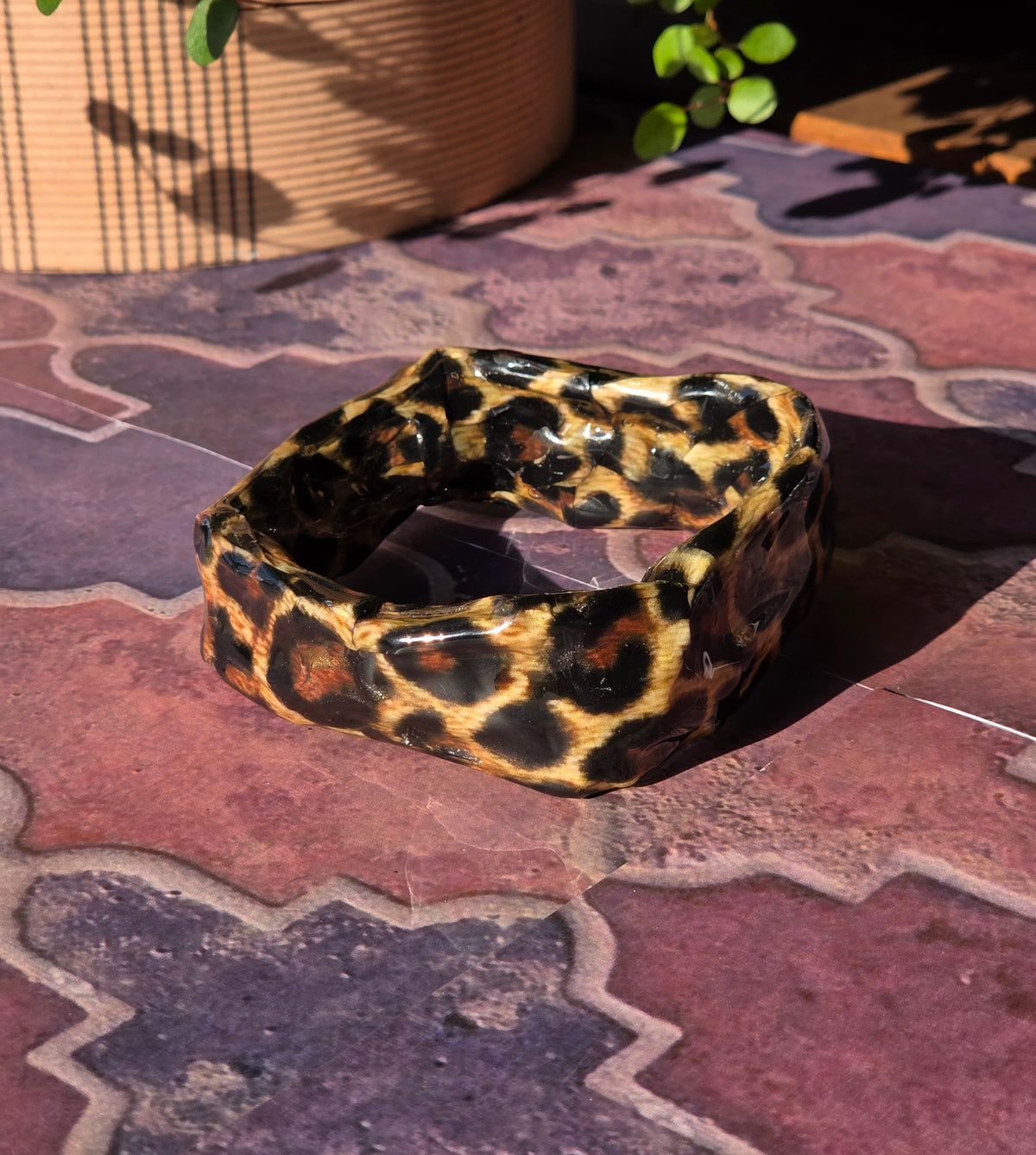 Bracciale Asimmetrico Artigianale con Motivi Animalier