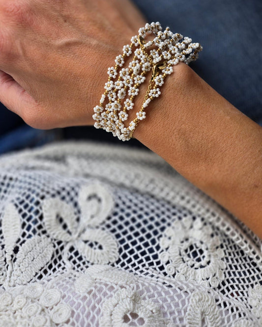 Bracelet fait main en perles blanches avec fermeture magnétique