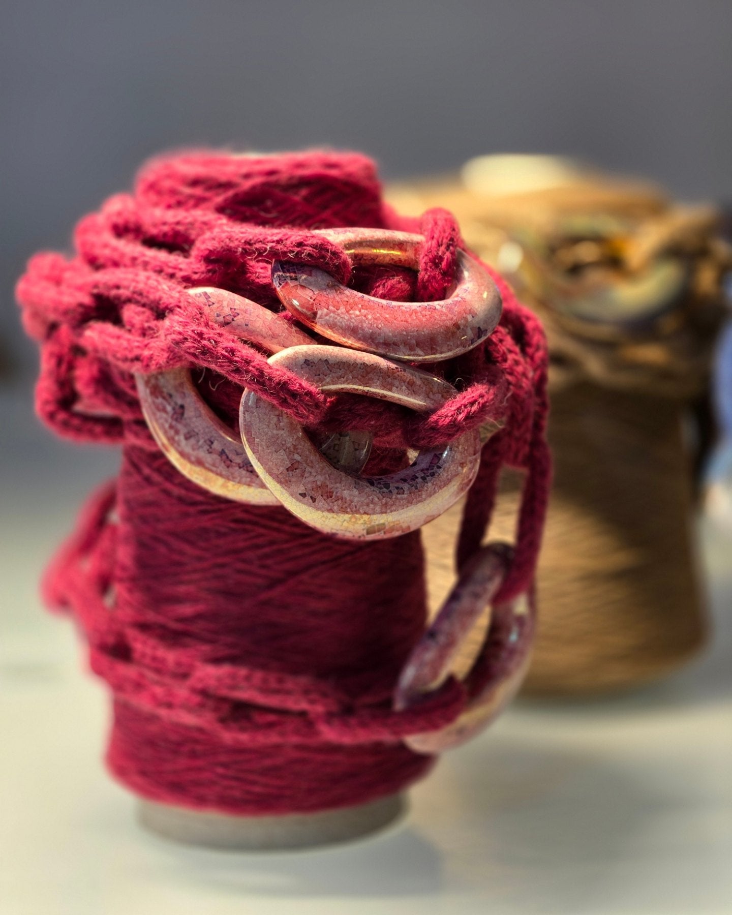 COLLANA Catena in Lana di Cammello con Anelli in Ceramica