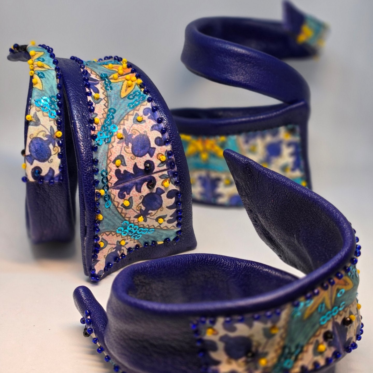 Bracelet en cuir bleu avec arabesques