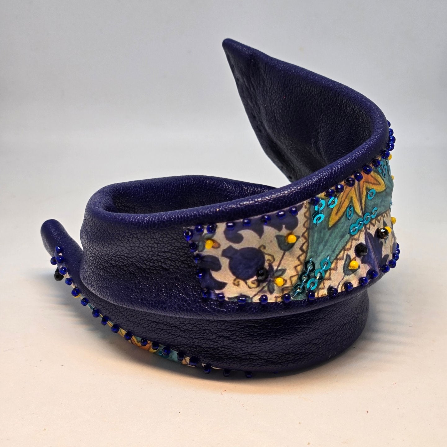 Bracelet en cuir bleu avec arabesques