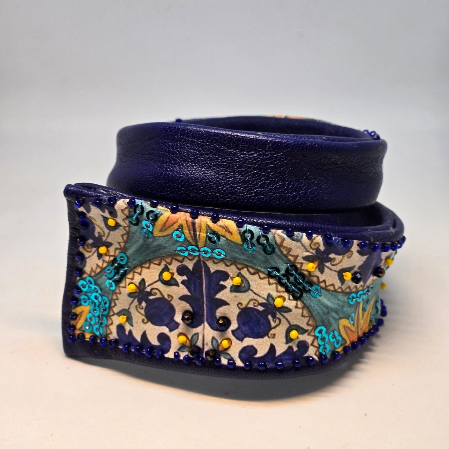 Bracelet en cuir bleu avec arabesques