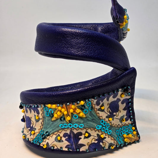 Bracelet en cuir bleu avec arabesques