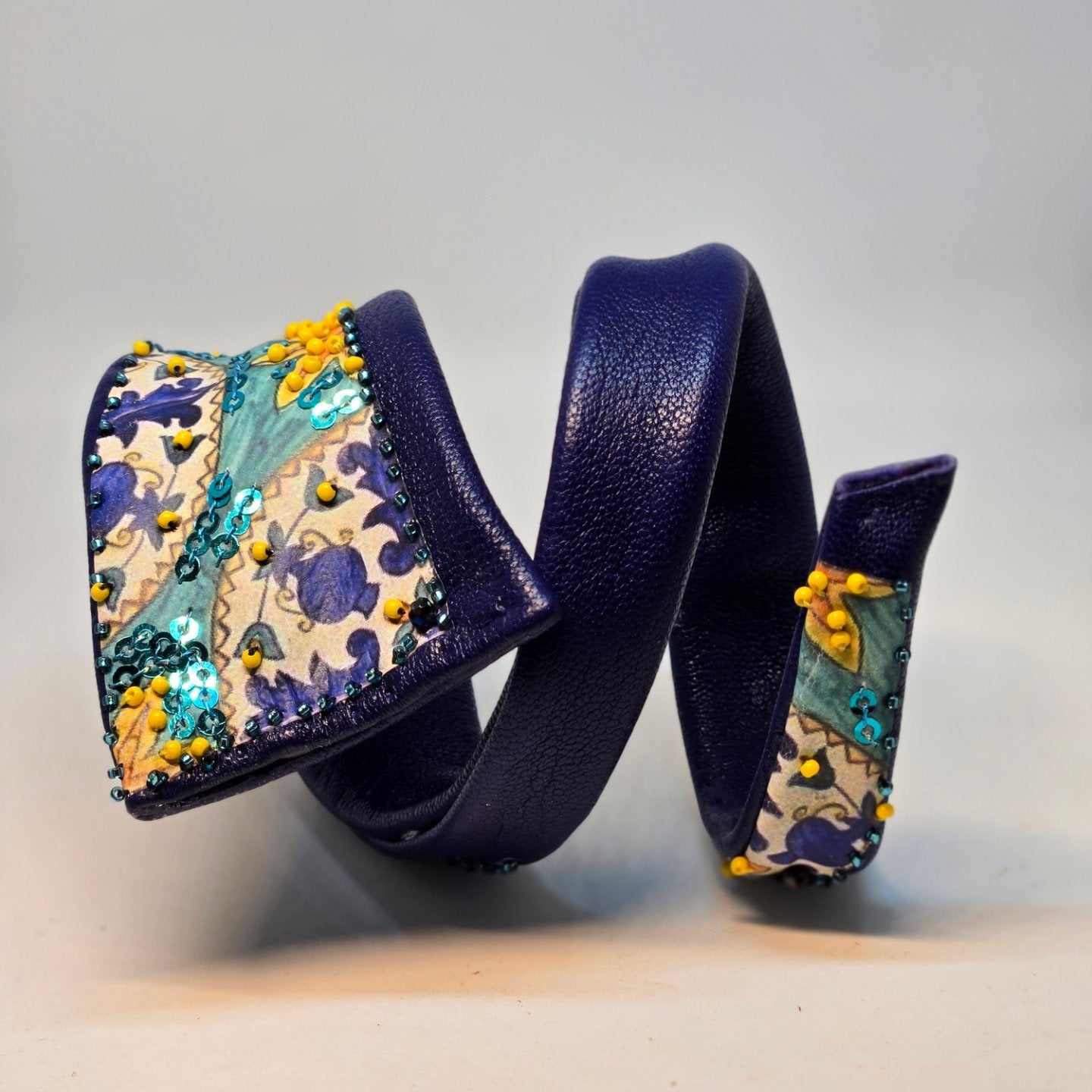 Bracelet en cuir bleu avec arabesques