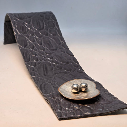 Bracelet gris avec fermoir en forme de cœur