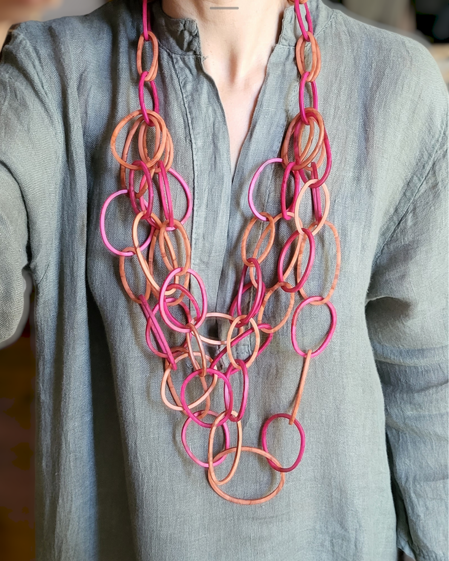 042 - Collana in resina con maglie ovali colore FUCSIA