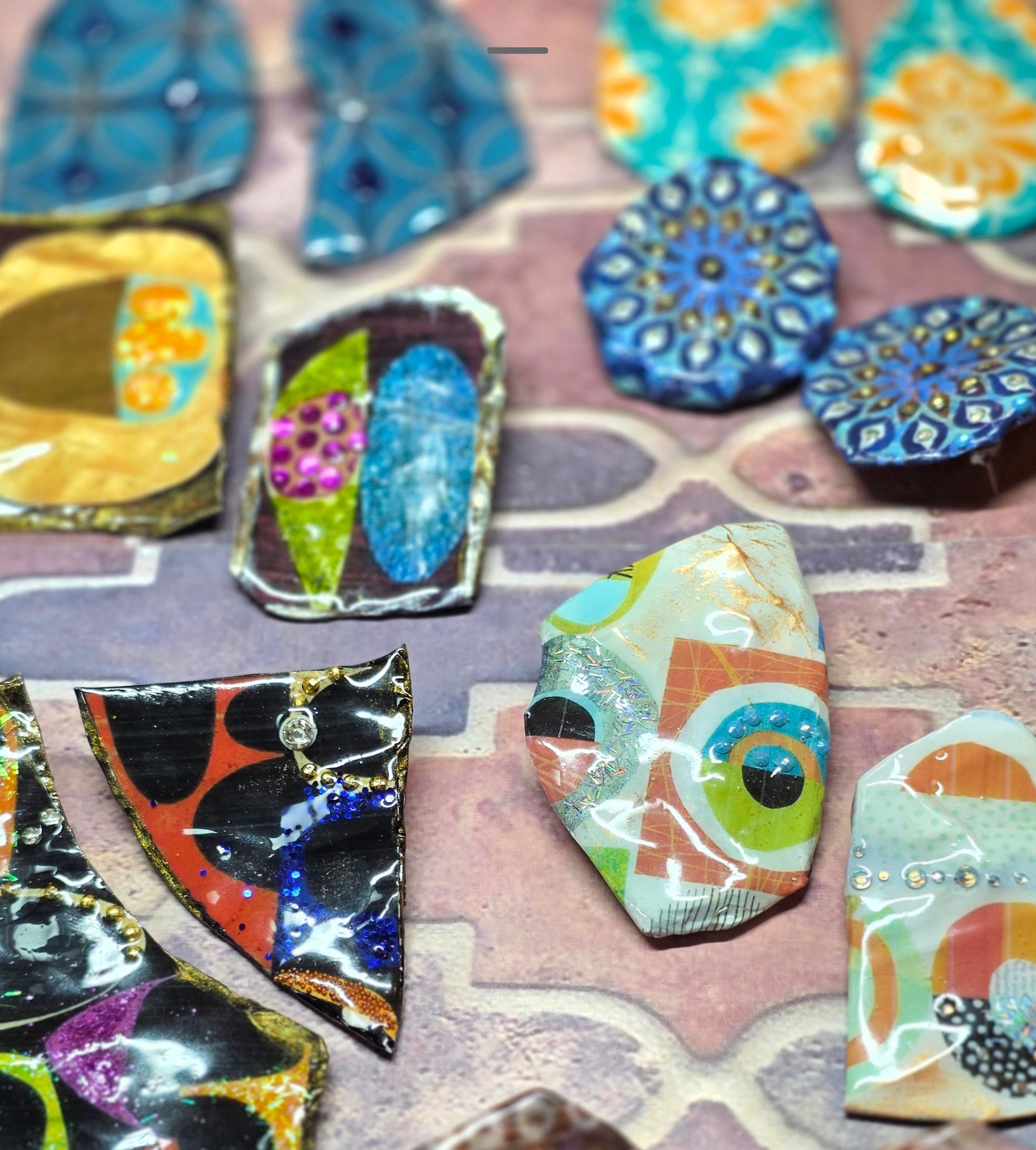 Orecchini Asimmetrici con Perline e Design Astratto