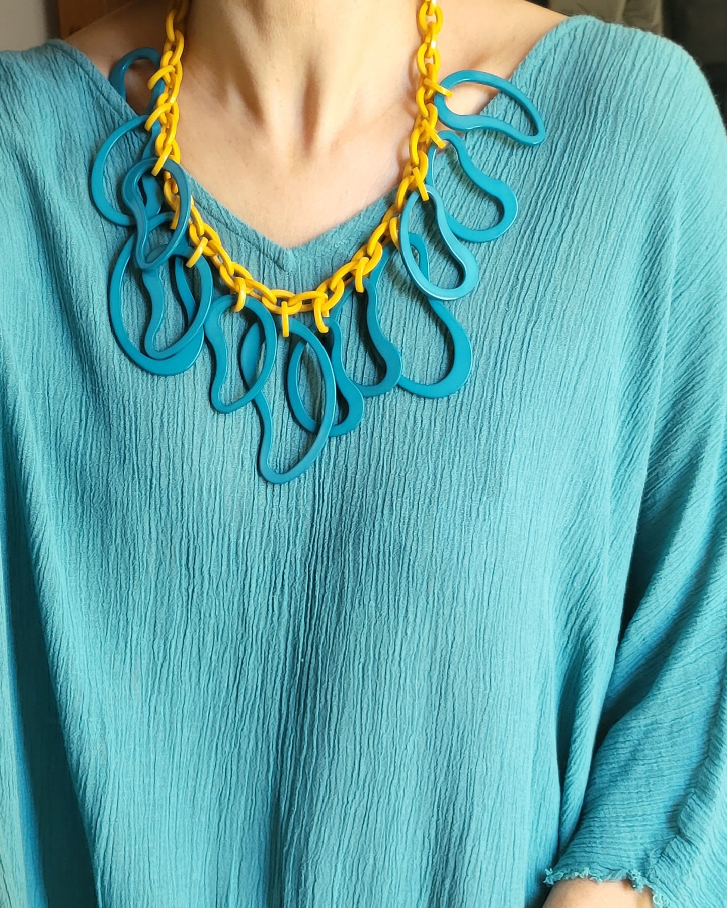 041 - Collier ras du cou en résine JAUNE/TURQUOISE