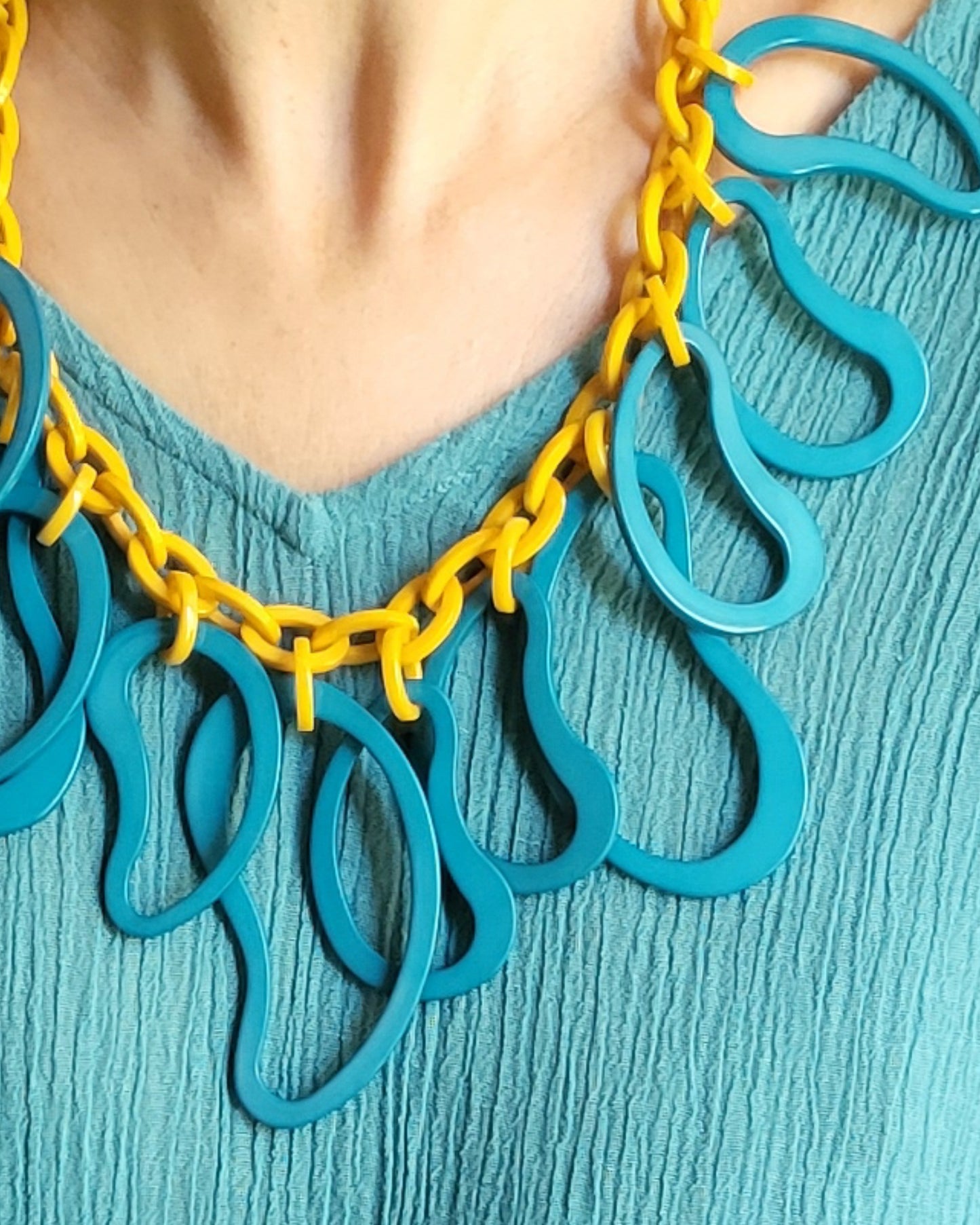 041 - Collier ras du cou en résine JAUNE/TURQUOISE
