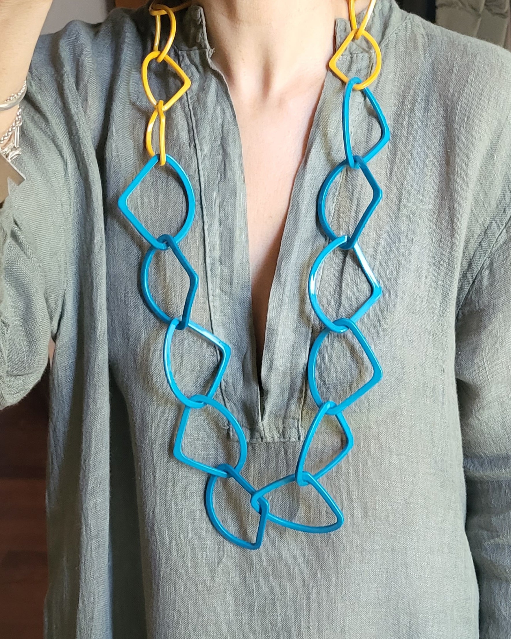 046 - COLLANA in resina con maglie irregolari colore BICOLOR Giallo/Turchese