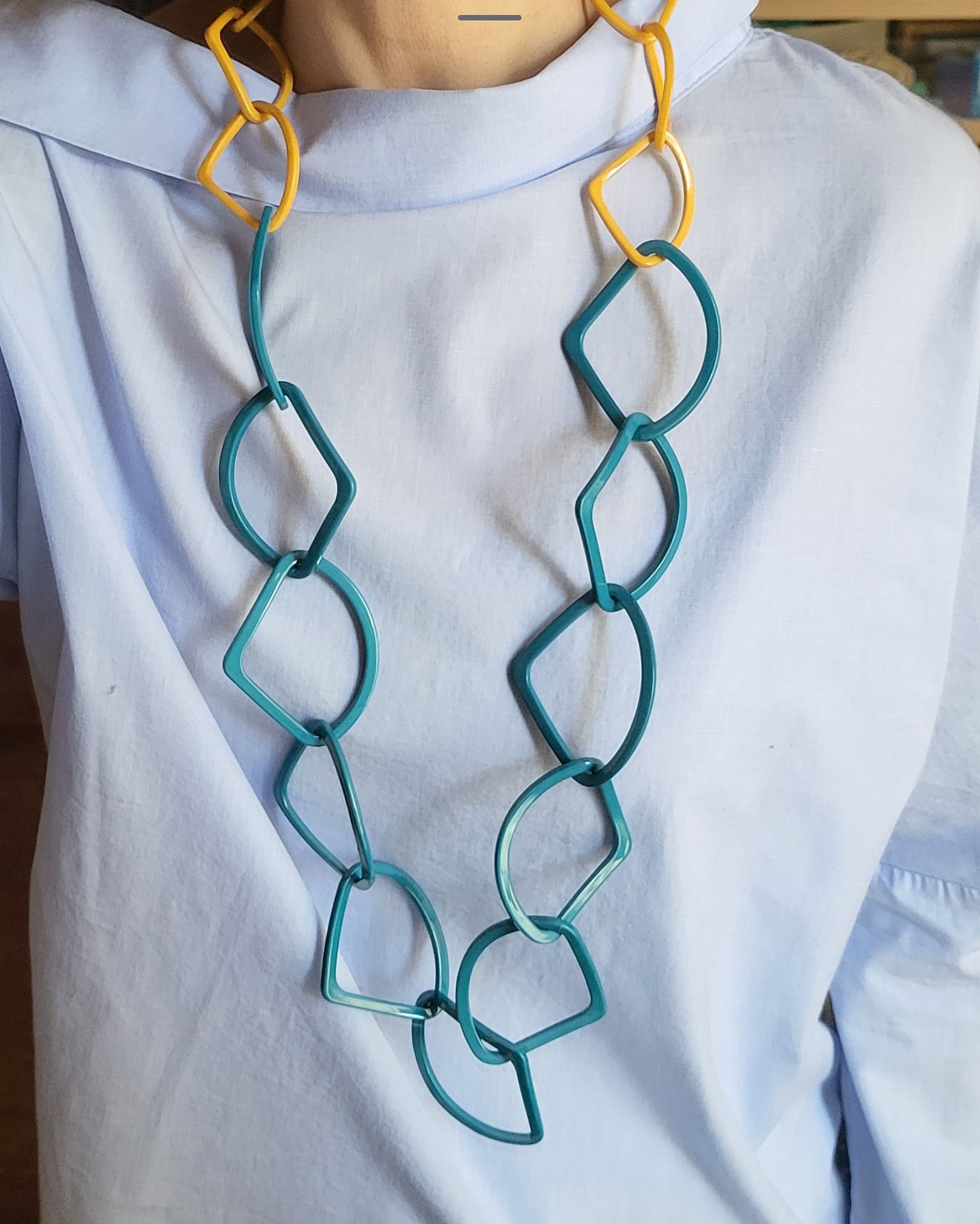 046 - COLLANA in resina con maglie irregolari colore BICOLOR Giallo/Turchese