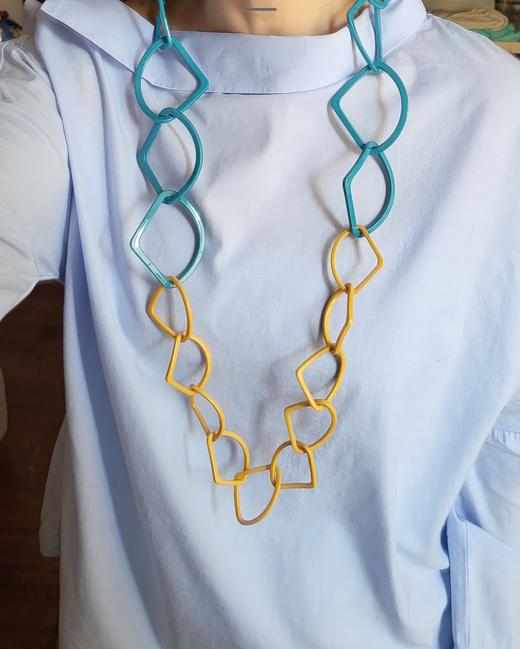 046 - COLLANA in resina con maglie irregolari colore BICOLOR Giallo/Turchese