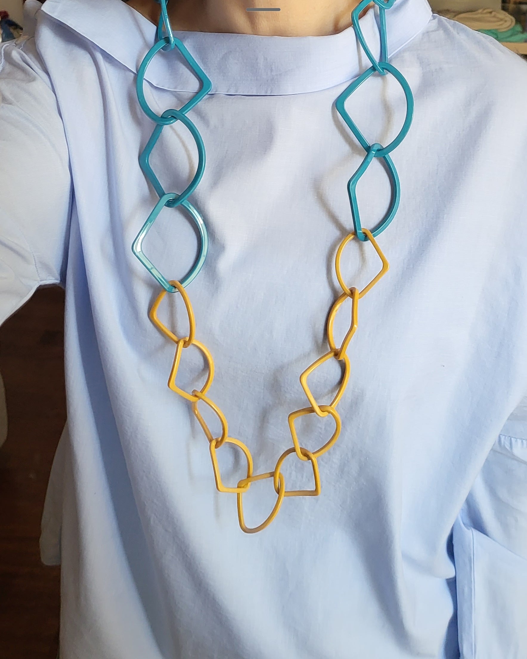 046 - COLLANA in resina con maglie irregolari colore BICOLOR Giallo/Turchese