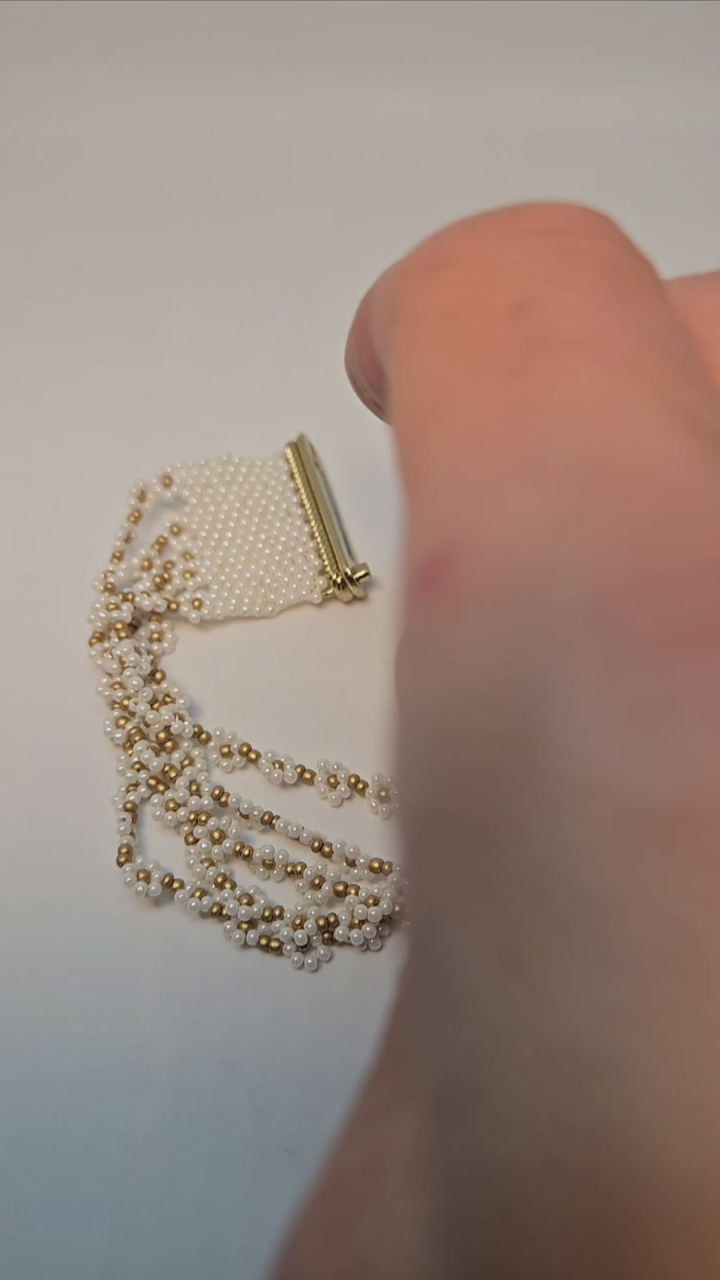 BRACCIALE Artigianale in Perline Bianche con Chiusura Magnetica