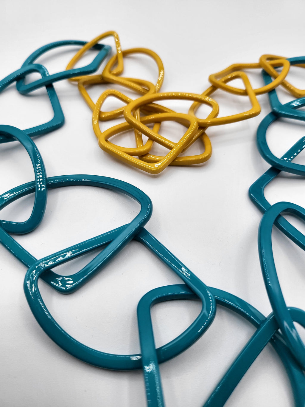 046 - COLLANA in resina con maglie irregolari colore BICOLOR Giallo/Turchese