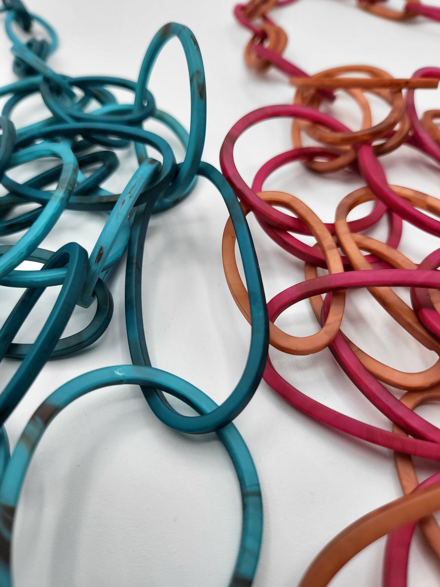 043 - Collier en résine à maillons ovales, couleur BLEU