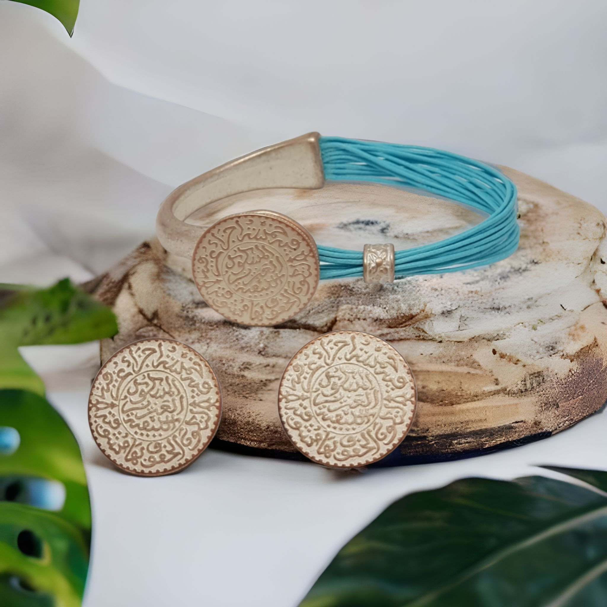 026 - BRACCIALE semirigido con moneta Araba