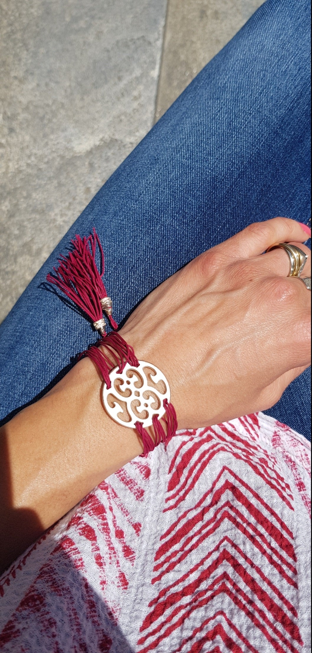 025 - Bracelet rouge avec médaille Arabesque