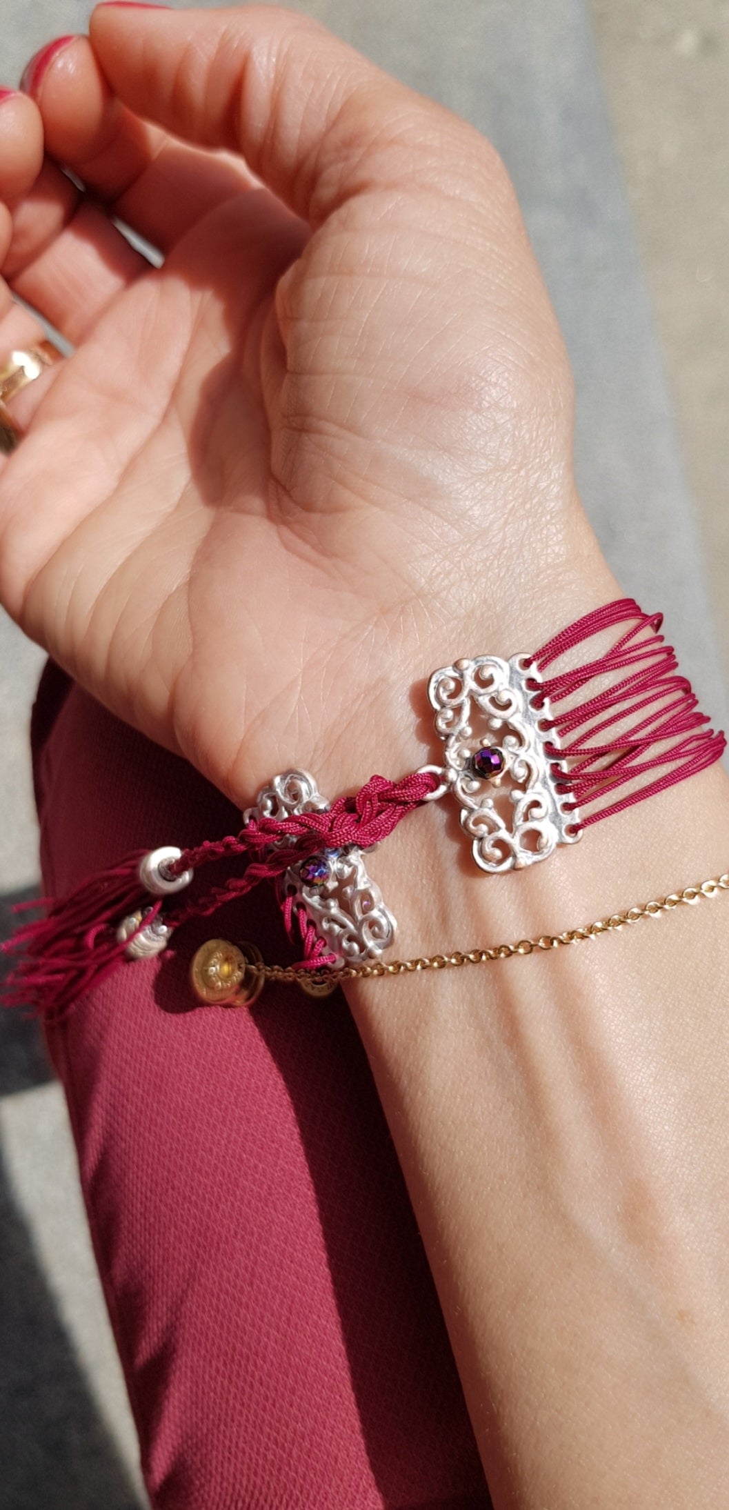 025 - Bracelet rouge avec médaille Arabesque