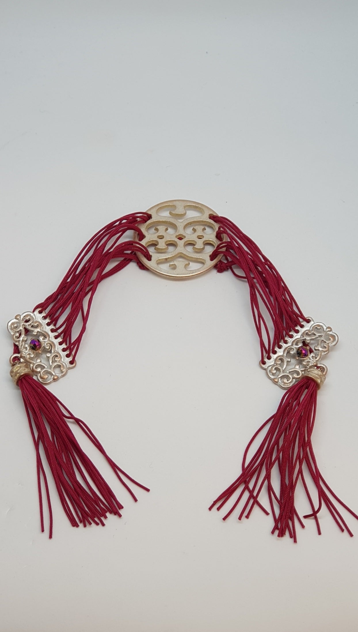 025 - Bracelet rouge avec médaille Arabesque